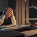 En professor, der sidder og er ked af det.