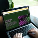 Person bruger Chat GPT på en computer