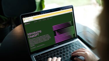 Person bruger Chat GPT på en computer