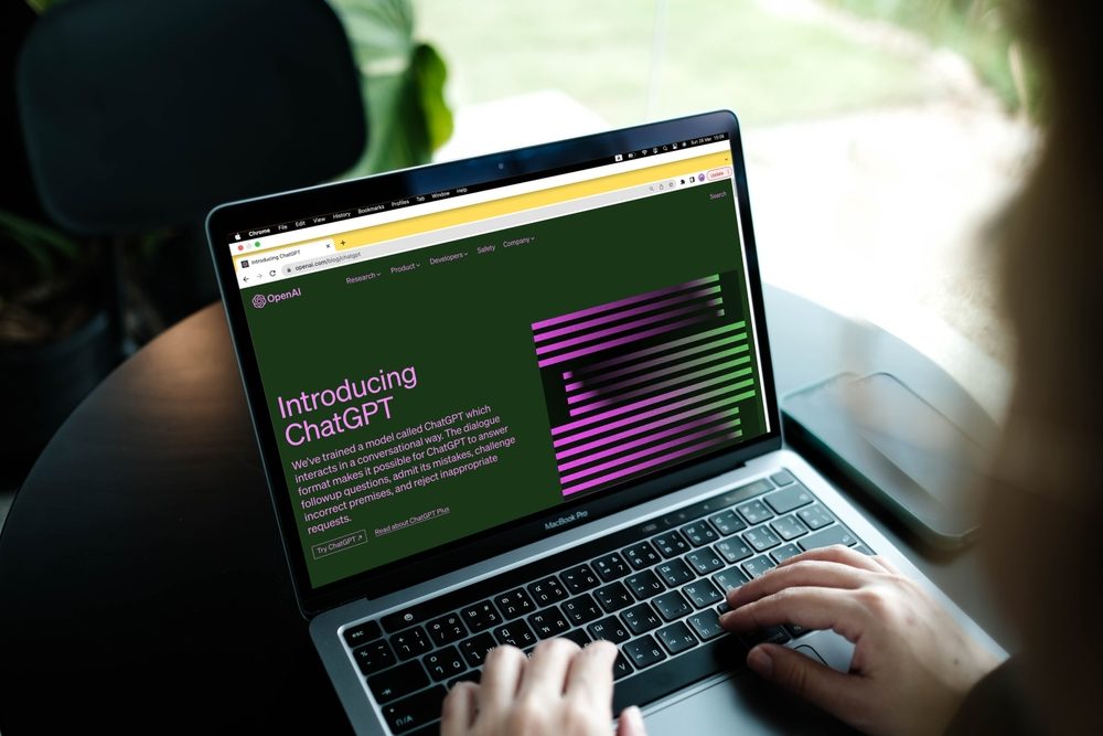 Person bruger Chat GPT på en computer