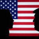 Silhuetter af Kamala Harris og Donald Trump foran et amerikansk flag.