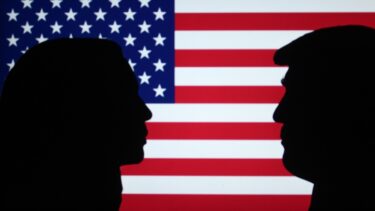 Silhuetter af Kamala Harris og Donald Trump foran et amerikansk flag.