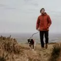 Mand går tur med hund