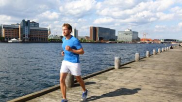 Mand løber på bryggen