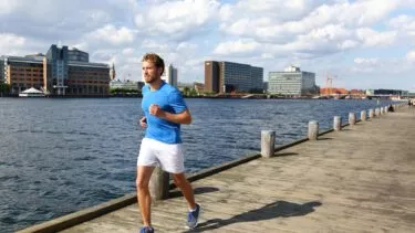 Mand løber på bryggen