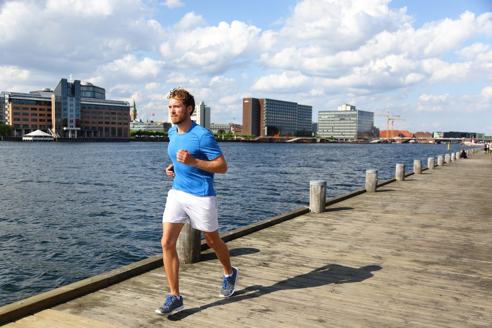 Mand løber på bryggen