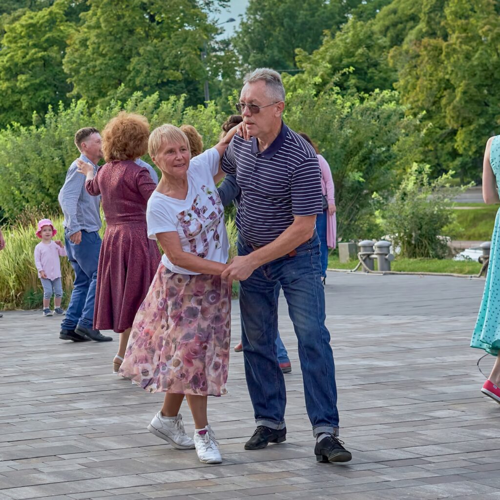 Et ældre par danser pardans udenfor.