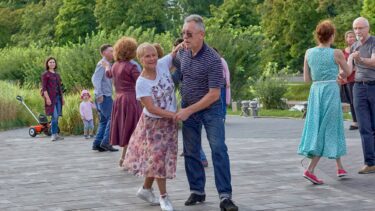 Et ældre par danser pardans udenfor.