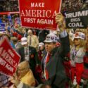 Trump-støtter med plakater, der siger 'Make America First Again'