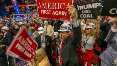 Trump-støtter med plakater, der siger 'Make America First Again'