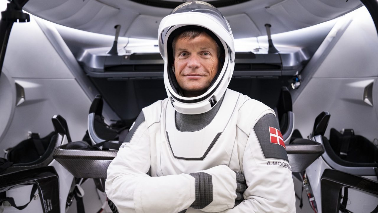 Andreas Mogensen i SpaceX-rumdragt stående i rumskib