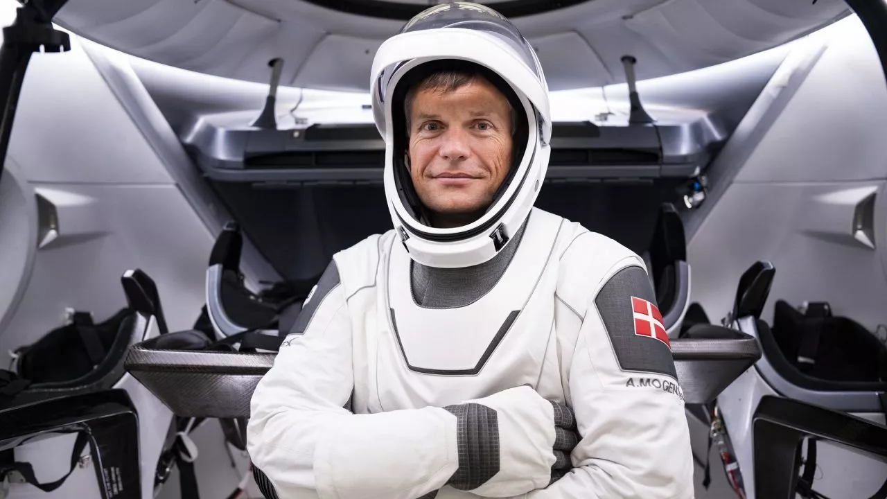 Andreas Mogensen i SpaceX-rumdragt stående i rumskib