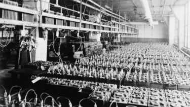 En samling af blybatterier på bilfabrik