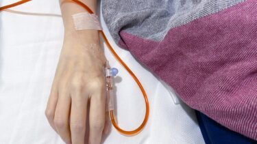 Patient får en intravenøs jerntransfusion
