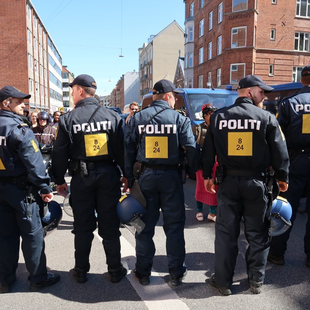 Politimænd med ryggen til i København