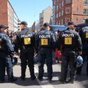 Politimænd med ryggen til i København