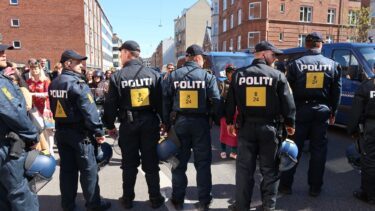 Politimænd med ryggen til i København