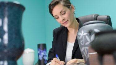 Kvinde omgivet af urner - en bedemand, -kvinde eller en -person?