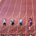 Atleter i færd med at løbe