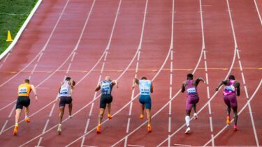 Atleter i færd med at løbe