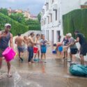 En gruppe af mennesker forsøger at tømme boligkompleks fra vand som følge af oversvømmelserne i Valencia, Spanien. (Foto: Shutterstock)