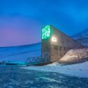 Indgangen til Svalbard Global Seed Vault midt i et snedækket landskab.