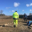 Arkæologer i refleksjakker udgraver vej fra jernalderen