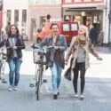 kvinder går en tur i København med deres cykler