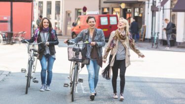 kvinder går en tur i København med deres cykler