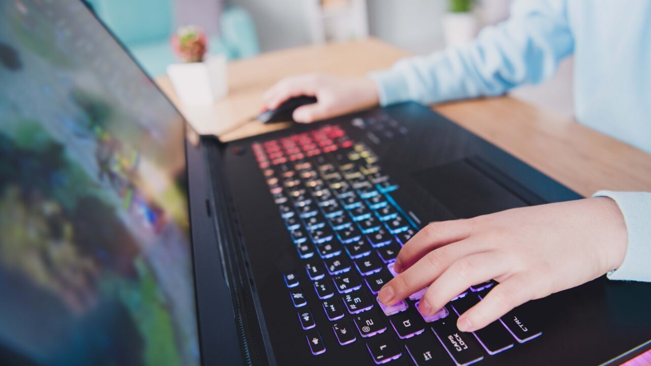fingre på gamer-tastatur