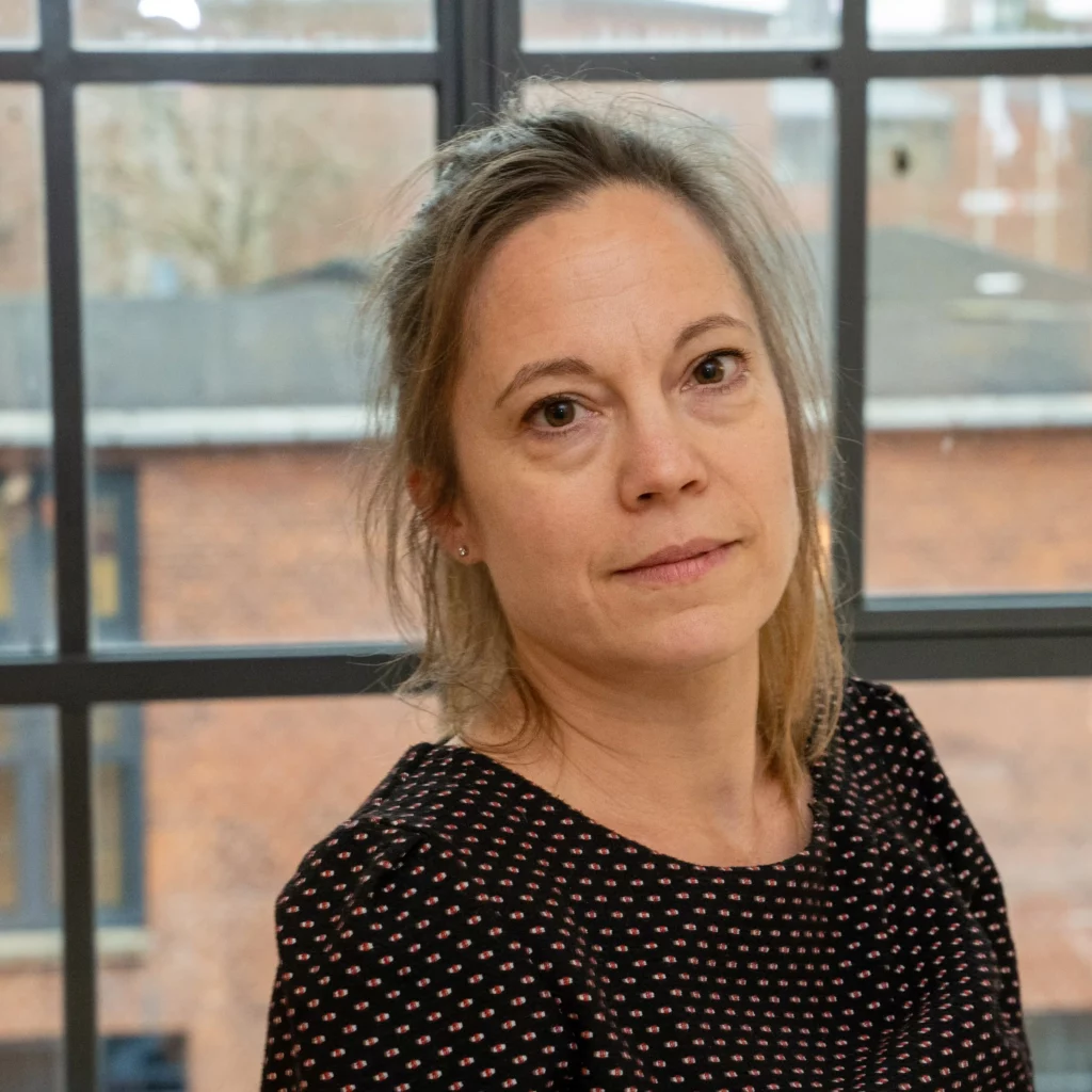 Silvia Goldbaum Tarabini står foran et vindue på vidensab.dk's kontor