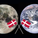 jorden og månen med flag på
