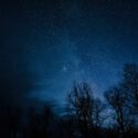 et billede af stjernehimlen og Mælkevejen
