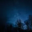 et billede af stjernehimlen og Mælkevejen