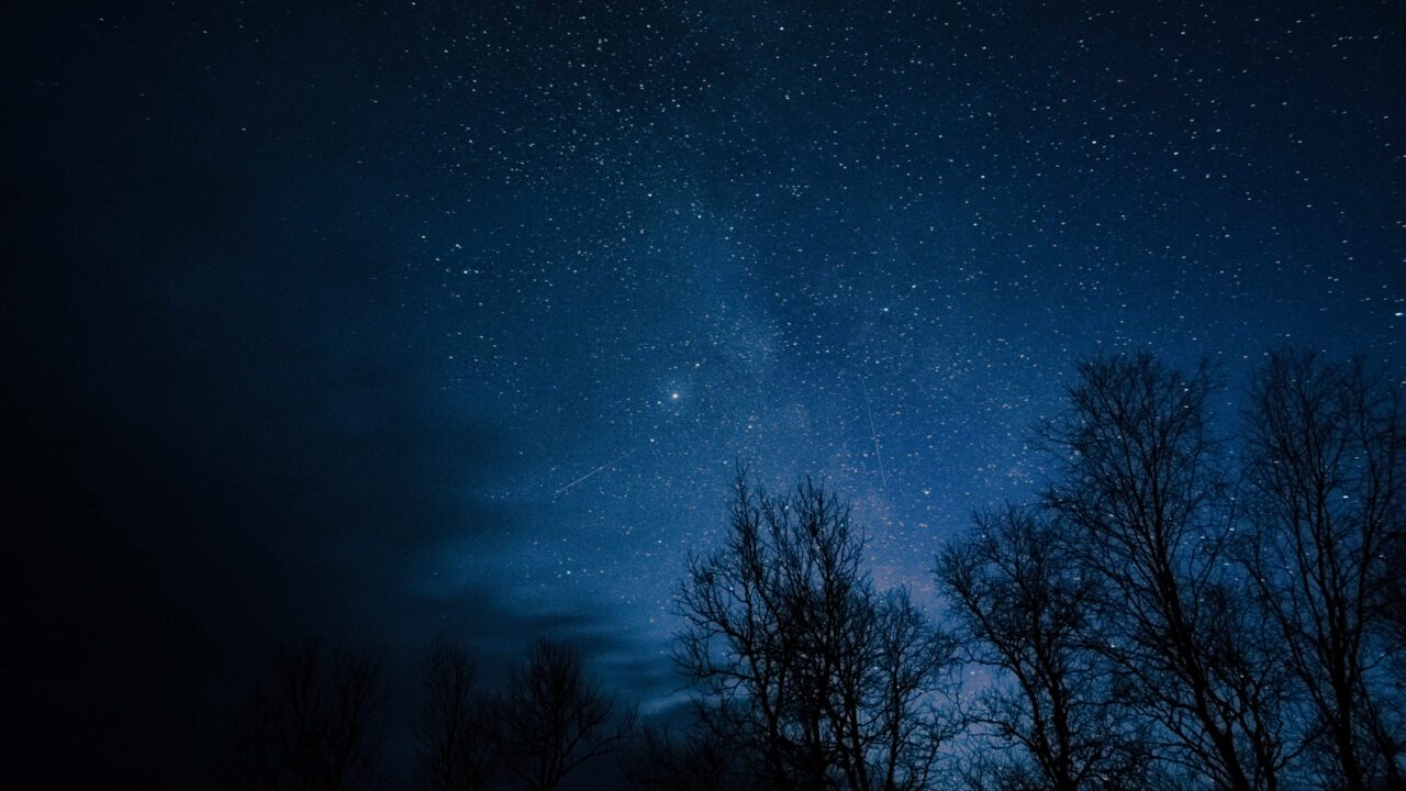 et billede af stjernehimlen og Mælkevejen