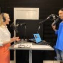 De to værter på podcasten Hudlægens Bord - Benjamin D'Souza og Iben Miller - står i podcaststudiet