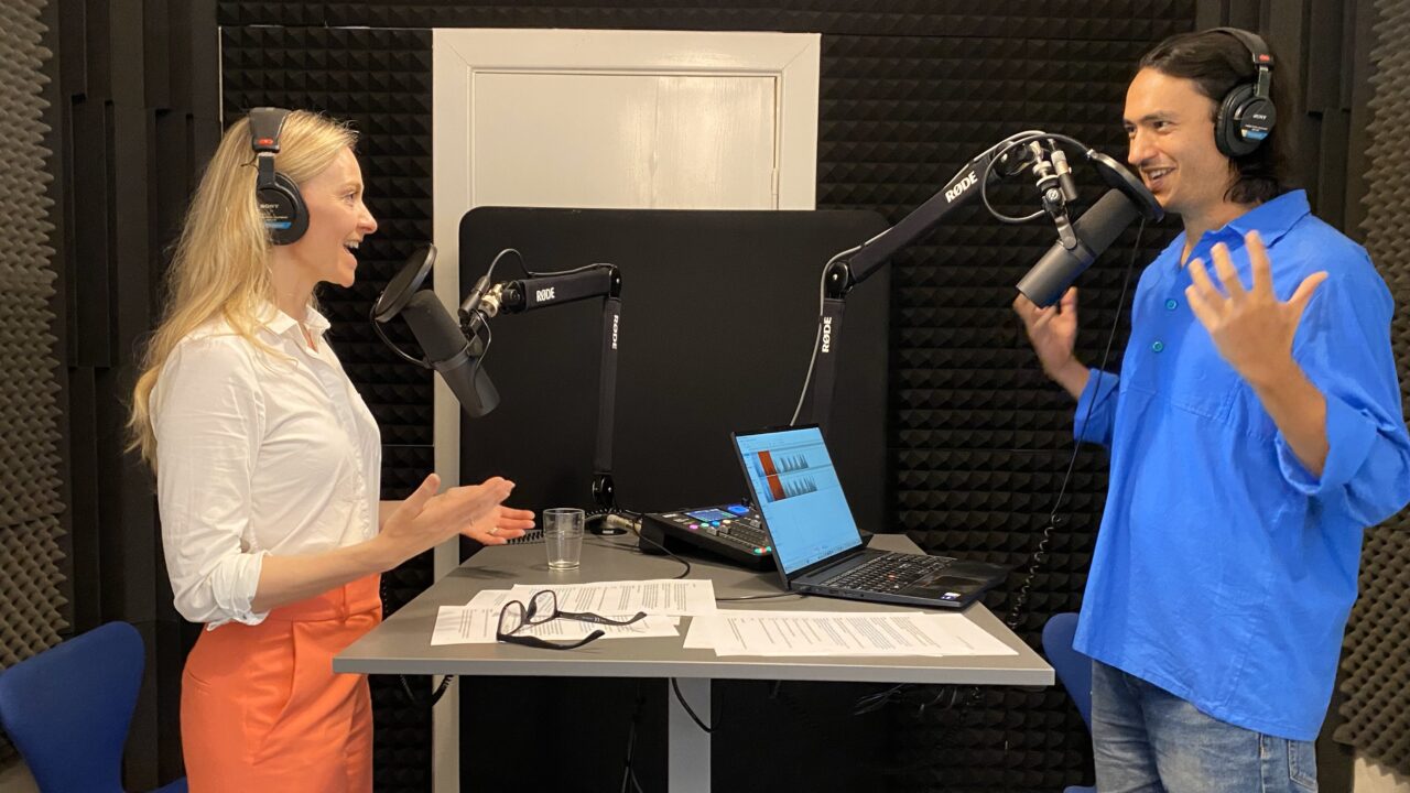 De to værter på podcasten Hudlægens Bord - Benjamin D'Souza og Iben Miller - står i podcaststudiet