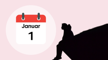 En silhuet sidder på en klippe og en kalender ved siden