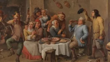En livlig gruppe mennesker spiser, drikker og griner omkring et bord fyldt med mad i et rustikt rum; en mand løfter sin hat i en skål, mens en anden drikker, og der sidder en kat under bordet.