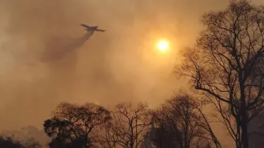 Helikopter smider vand over skovbrand i Cianorte, Paraná, Brasilien i august 2024.