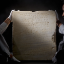 Sådan præsenterer auktionshuset Sotheby's stentavlen med samaritanernes ti bud. (Foto: Sotheby's)