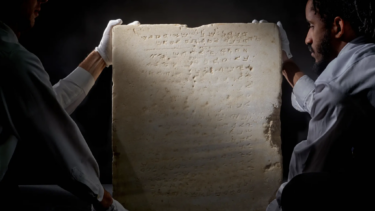 Sådan præsenterer auktionshuset Sotheby's stentavlen med samaritanernes ti bud. (Foto: Sotheby's)
