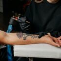 En person i gang med at få en tatovering