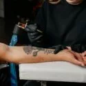 En person i gang med at få en tatovering