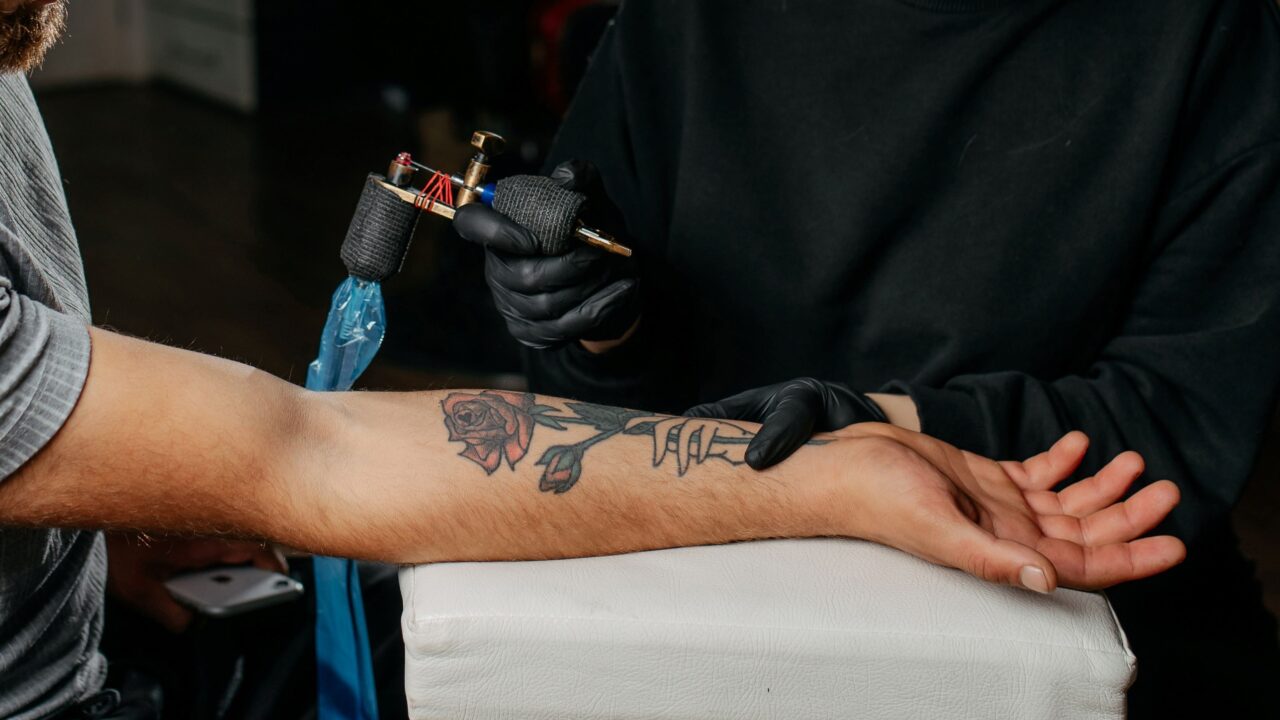 En person i gang med at få en tatovering