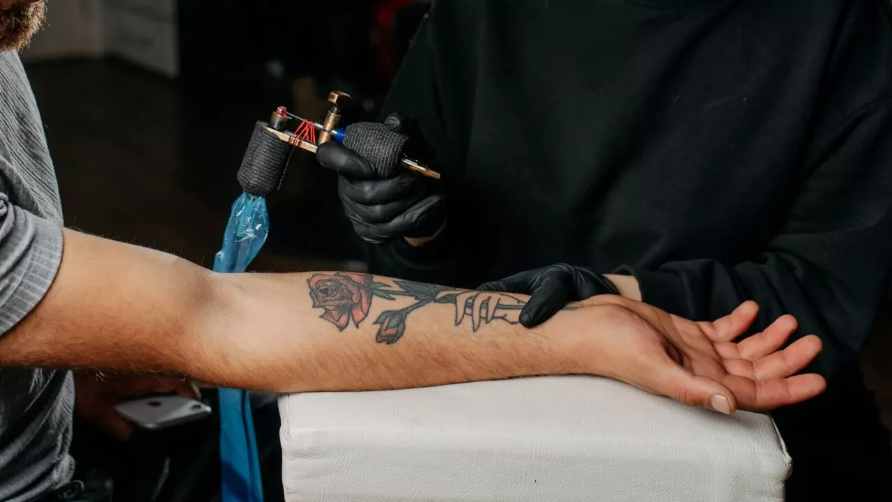En person i gang med at få en tatovering