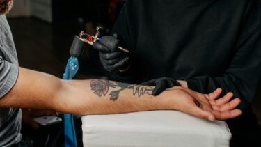 En person i gang med at få en tatovering