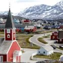 En kirke og en samling huse på Grønland