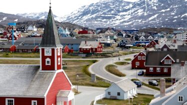 En kirke og en samling huse på Grønland