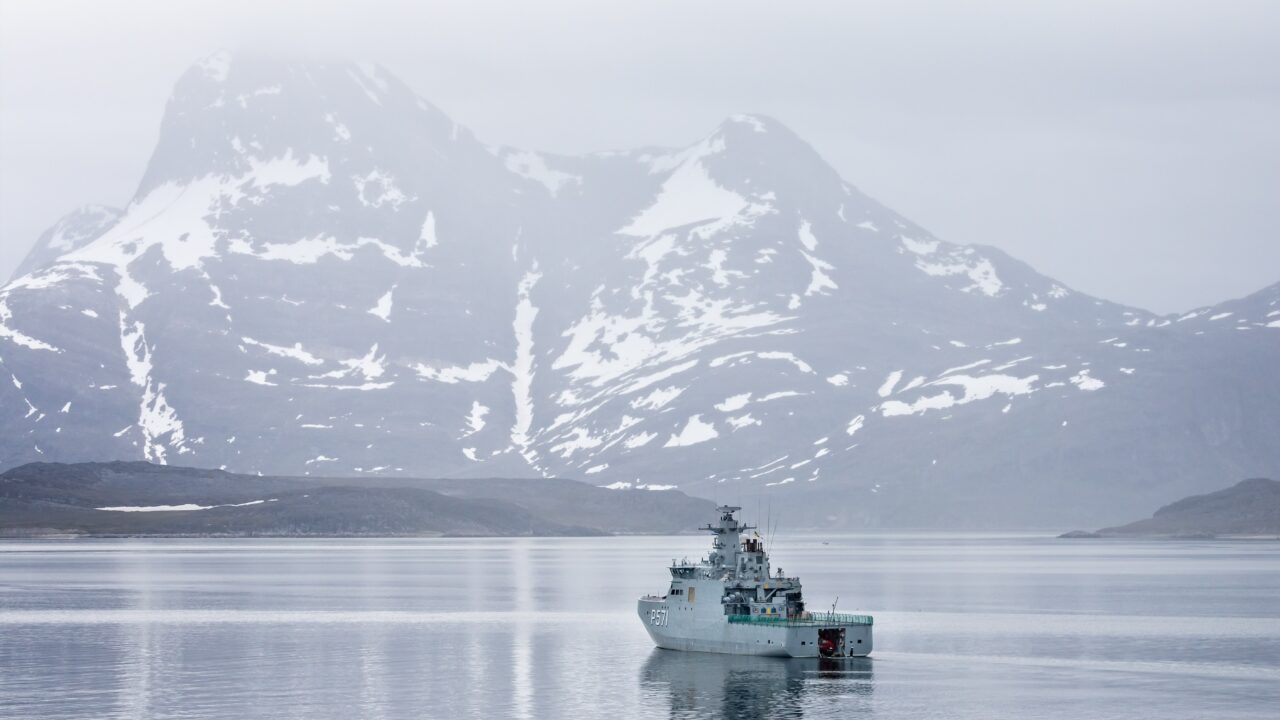 Inspektionsfartøjet HDMS Ejnar Mikkelsen patruljerer i farvandene omkring Grønland